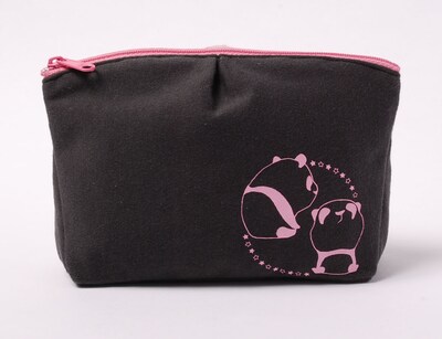 くらもちふさこ×nanoca.　防水加工ポーチの会。パンダのワンポイントが目印だ。