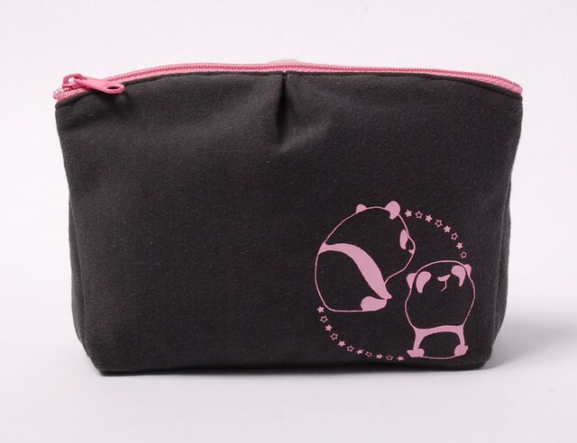 くらもちふさこ×nanoca.　防水加工ポーチの会。パンダのワンポイントが目印だ。