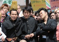 三郎を慕い集まる不良たち。勘違いの友情、それも青春の1ページ。（C）2009「激情版 エリートヤンキー三郎」製作委員会