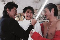 迫力の喧嘩シーン。手に握られた蛍光灯はスターウォーズさながら。（C）2009「激情版 エリートヤンキー三郎」製作委員会