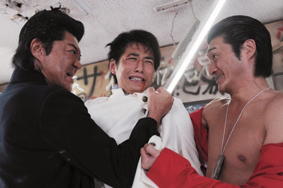 迫力の喧嘩シーン。手に握られた蛍光灯はスターウォーズさながら。（C）2009「激情版 エリートヤンキー三郎」製作委員会
