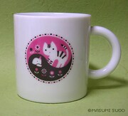 マグカップ。猫ともぐらがこんにちはする、陰陽デザイン。