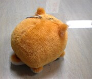 抱きしめたくなる背中にはストラップ付き。鞄に付けて持ち歩いてもいい。