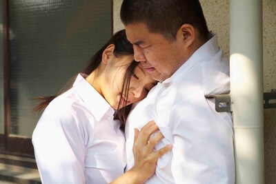 安パイの胸をもむ秋恵。