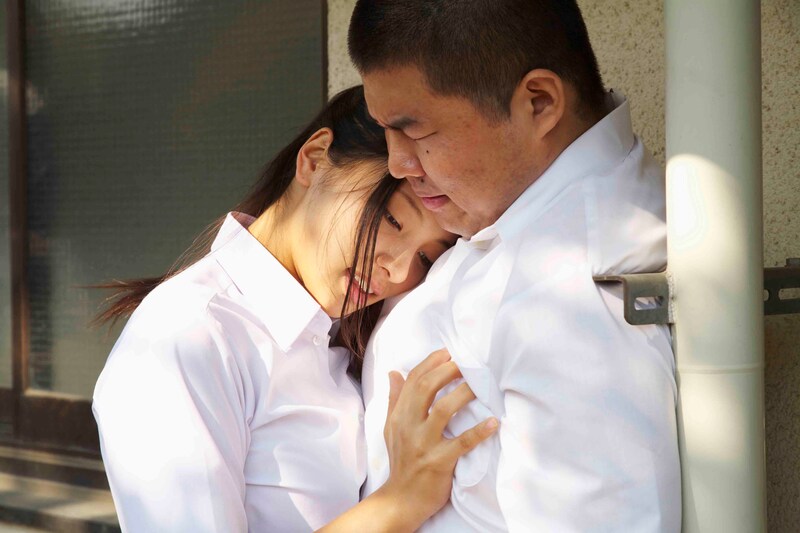 安パイの胸をもむ秋恵。