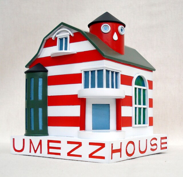 貯金箱。本物そっくりの完成度にびっくり。