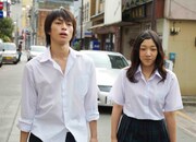 ちず（安藤サクラ）に急接近する峯（遠藤雄弥）。