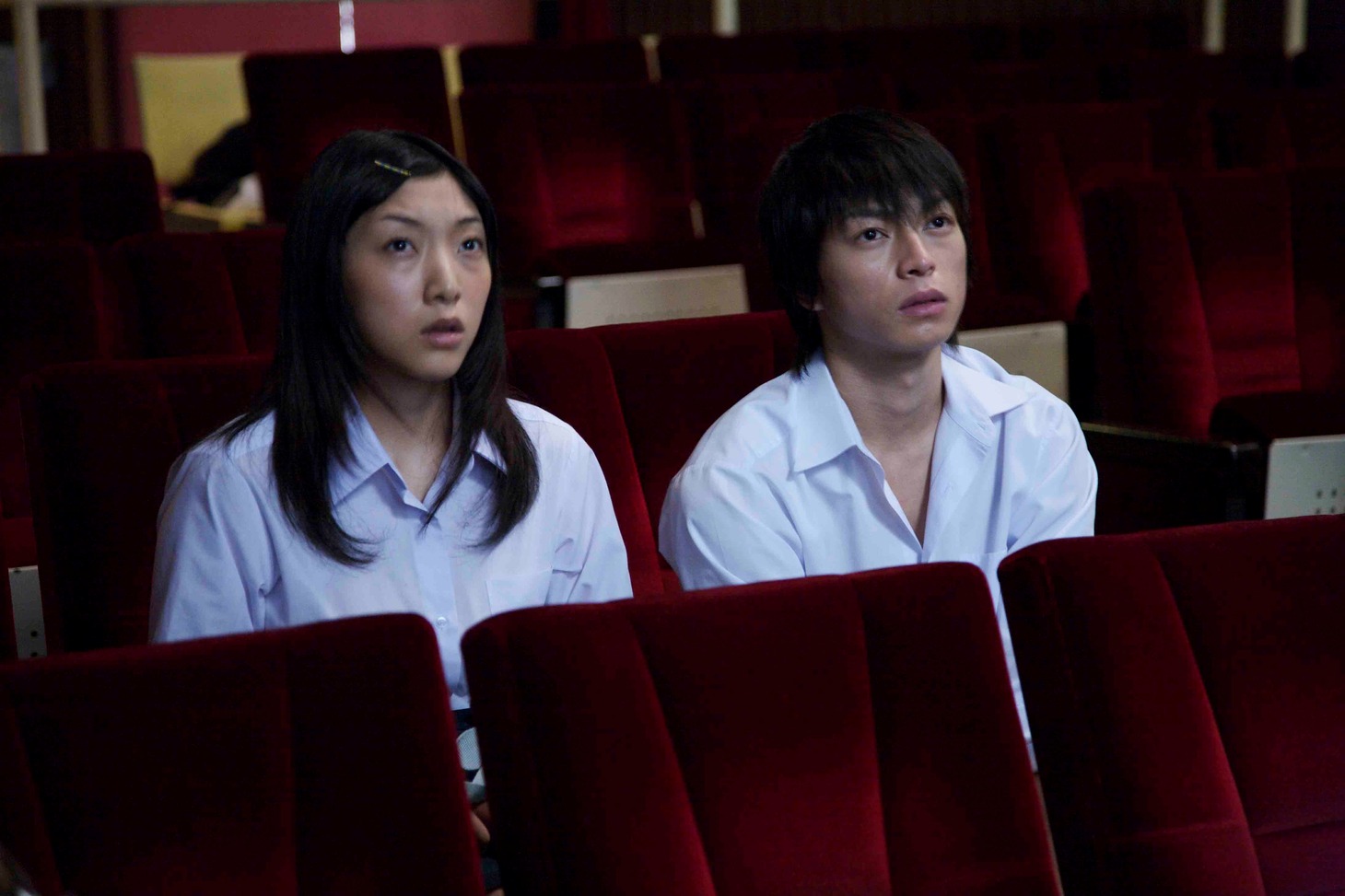映画を観る峯とちず。