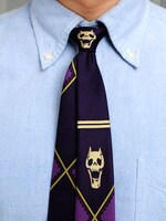 「KILL A’s tie」ネクタイを締めてみたところ。流行のナローなフォルムで、小剣ずらしもキマるはず。(C)Hirohiko Araki ＆ LUCKY LAND COMMUNICATIONS / SHUEISHA.