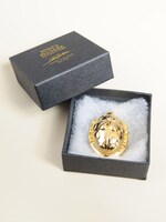 「ジョルノ・ジョバーナ ブローチ」。生命よ宿れ、ゴールドエクスペリエンス！(C)Hirohiko Araki ＆ LUCKY LAND COMMUNICATIONS / SHUEISHA.