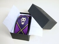 つや消しの黒地にロゴとドクロがつや有りプリントされた、シックな化粧箱に入っている。(C)Hirohiko Araki ＆ LUCKY LAND COMMUNICATIONS / SHUEISHA.