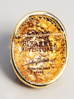 「ジョルノ・ジョバーナ ブローチ」の裏側。JOJO'S BIZARRE ADVENTUREの文字が刻まれている。(C)Hirohiko Araki ＆ LUCKY LAND COMMUNICATIONS / SHUEISHA.