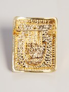 「空条承太郎 ブローチ」裏面。ジョバーナブローチと同じく、JOJO'S BIZARRE ADVENTUREの文字が刻まれている。(C)Hirohiko Araki ＆ LUCKY LAND COMMUNICATIONS / SHUEISHA.