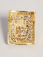 「空条承太郎 ブローチ」裏面。ジョバーナブローチと同じく、JOJO'S BIZARRE ADVENTUREの文字が刻まれている。(C)Hirohiko Araki ＆ LUCKY LAND COMMUNICATIONS / SHUEISHA.