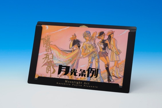 専用ディスプレイスタンドに収まった特製アートボード。リビング、職場のデスク、モニターの上、床の間などを飾るインテリアに最適。