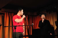 司会を務める主催者の三本美治と吉祥寺バサラブックスの福井康人。三本は黒子の衣装に身を包んでいた。