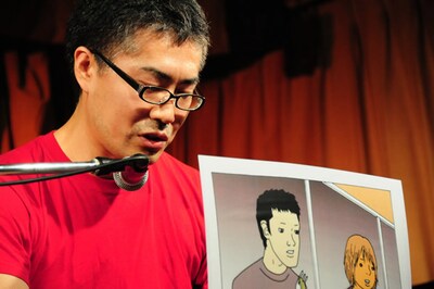 赤いシャツ姿が司会者とかぶってしまった古泉智浩。