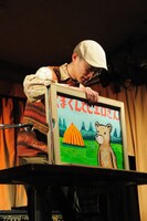 手製の紙芝居セットで挑んだ田中六大。