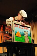 手製の紙芝居セットで挑んだ田中六大。