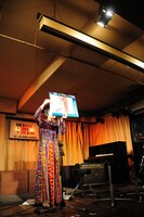 歌いながら紙芝居。