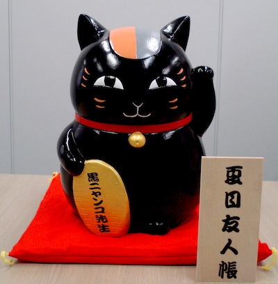 これが噂の「黒ニャンコ招き猫」！思わず拝んでしまいそう。