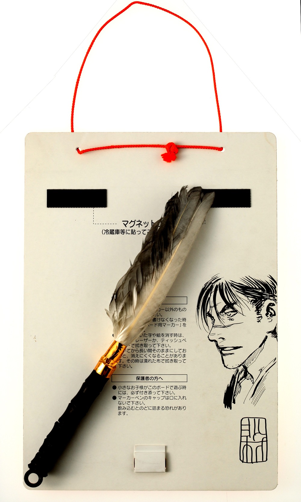 沙村広明のホワイトボード＆羽根ぼうきは、どちらも使い込まれた貴重な一品。ホワイトボードの裏には「無限の住人」の万次イラストが。