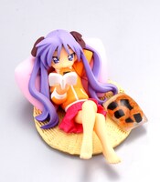 寝転がって本を読むかがみ。