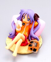 服装やポージングはもちろんのこと、せんべいまでも再現。