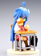 学校でのワンシーン。机はもちろん、脇には学生鞄が。