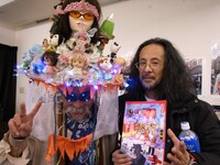 3月28日にタコシェでＷ店長を務める宮間英次郎（ぼうしおじさん）と共に。右が根本敬。