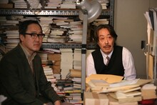 編集長役の林静一と編集者松田役を演じる佐野史郎。