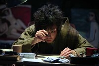 安部慎一自身をモデルにした主人公・矢部慎一役を演じる水橋研二。