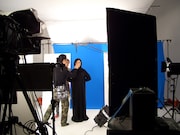 ブルーバックでの撮影から、背景はクロマキー合成となる模様。