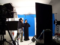 ブルーバックでの撮影から、背景はクロマキー合成となる模様。