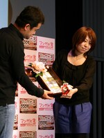 大賞プレート授与の様子。