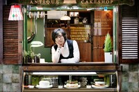 アンティークの店頭に佇む橘＝ジニョク。