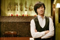 「アンティーク」のイケメンオーナー、橘＝ジニョク。原作版そっくりと評判だ。