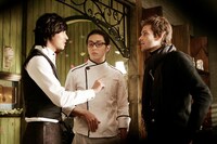 橘＝ジニョクと小野＝ソヌのもとに、謎の外国人の登場！この続きはぜひ劇場で。