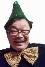 この春、京都精華大学マンガ学部の教授に着任した竹熊健太郎。とんがり帽子と蝶タイがよくお似合いですよ。