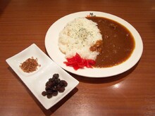 「カレーの妖精さんが気合を入れてつくったおいしいカレー」。赤くなくてとても美味しそう。(C) 桜場コハル・講談社／「みなみけ　おかえり」製作委員会