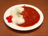 裏メニュー「ある日のみなみけの晩ごはん夏奈が余計なことをしたカレー」。とっても、赤いです……。(C) 桜場コハル・講談社／「みなみけ　おかえり」製作委員会