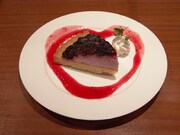 「保坂が春香のためにいかにもつくりあげそうなブルーベリータルト（しかも愛を込めて）」。フルーツソースのハートマークに愛を感じる。(C) 桜場コハル・講談社／「みなみけ　おかえり」製作委員会