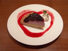 「保坂が春香のためにいかにもつくりあげそうなブルーベリータルト（しかも愛を込めて）」。フルーツソースのハートマークに愛を感じる。(C) 桜場コハル・講談社／「みなみけ　おかえり」製作委員会