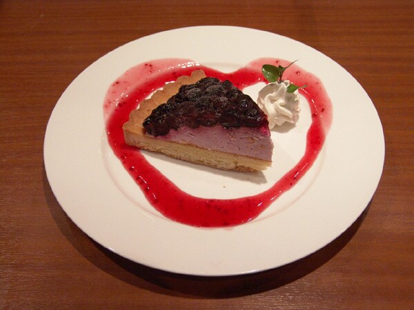 「保坂が春香のためにいかにもつくりあげそうなブルーベリータルト（しかも愛を込めて）」。フルーツソースのハートマークに愛を感じる。(C) 桜場コハル・講談社／「みなみけ　おかえり」製作委員会