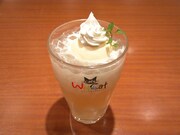 「千秋的アップルソーダ」。みなみけ三女、千秋の髪型を模したホイップクリームがにょろりだバカヤロー。(C) 桜場コハル・講談社／「みなみけ　おかえり」製作委員会