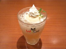 「千秋的アップルソーダ」。みなみけ三女、千秋の髪型を模したホイップクリームがにょろりだバカヤロー。(C) 桜場コハル・講談社／「みなみけ　おかえり」製作委員会