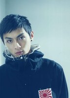 種田を演じる高良健吾。