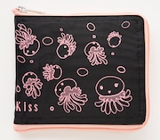 折りたたんだ裏面には浮遊するクララがいっぱい。