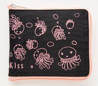 折りたたんだ裏面には浮遊するクララがいっぱい。