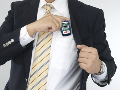 装着図。頑張るあなたの姿を、きっと誰かが見ています。島耕作は胸元から全国のサラリーマンを応援します！(C)弘兼憲史/講談社(C)BANDAI(C)2009 SSD COMPANY LIMITED